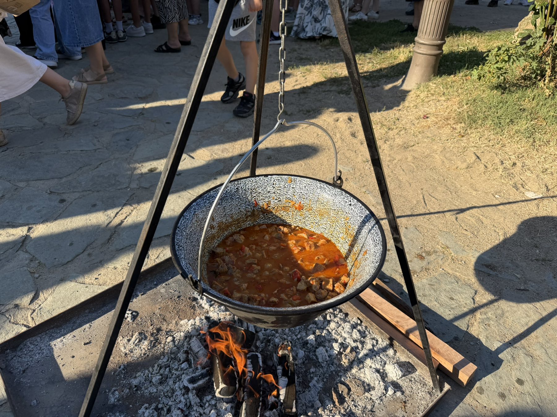 (FOTO) NAJBOLjI MAJSTORI LESKOVAČKE MUĆKALICE: Održano tradicionalno takmičenje u etno kompleksu „Šop-Đokić“
