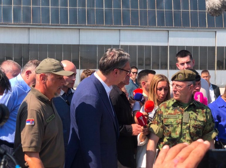 (FOTO/VIDEO) MOĆNA ARMIJA U BATAJNICI: Vučić na prikazu novih sredstava Vojske Srbije
