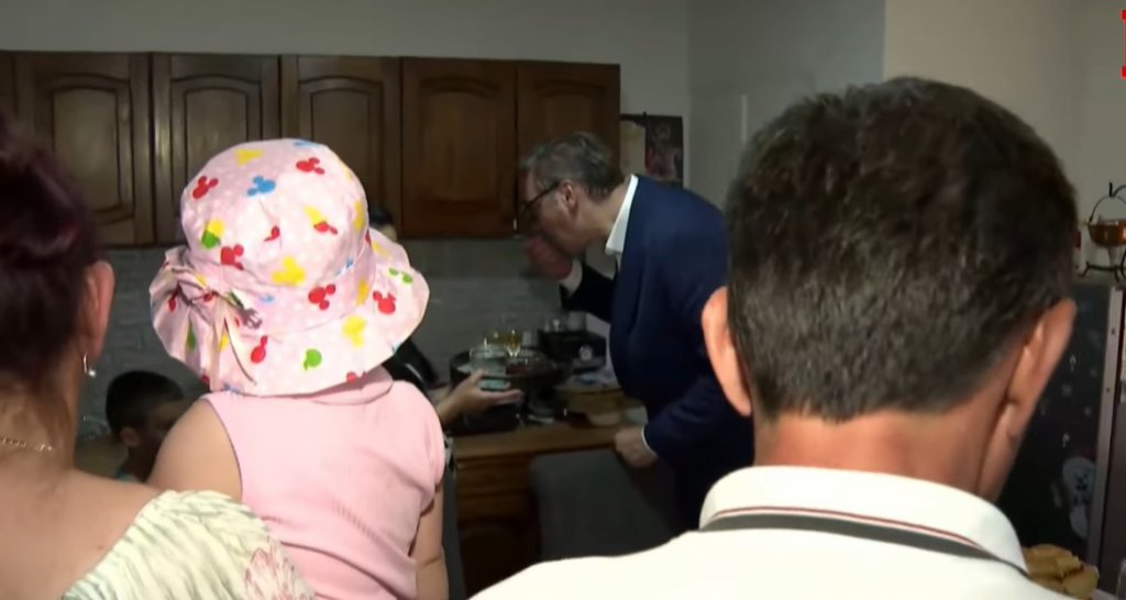 (VIDEO) PRAVO SRPSKO DOMAĆINSTVO: Vučić u poseti porodici sa petoro dece – to je pravo blago