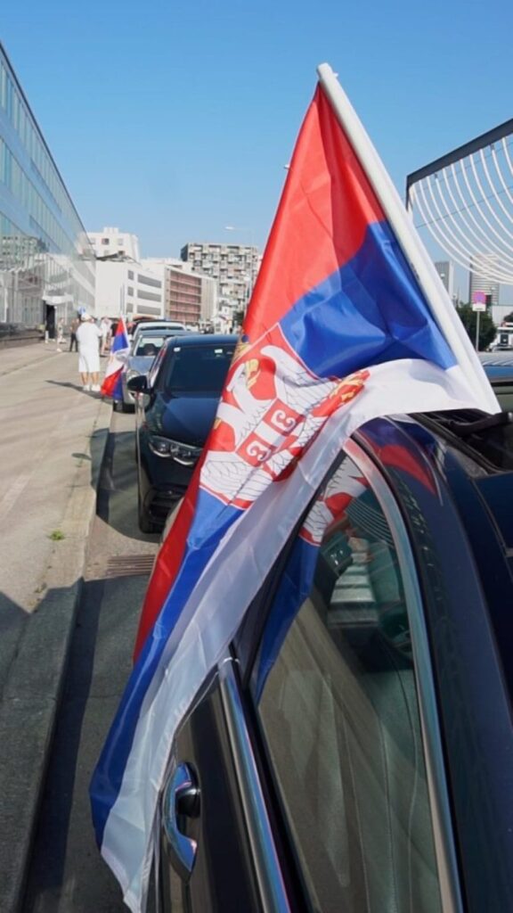 (FOTO/VIDEO) Ne zaustavljaju ih kilometri! Srbi iz Beča krenuli u Beograd da podrže Vučića