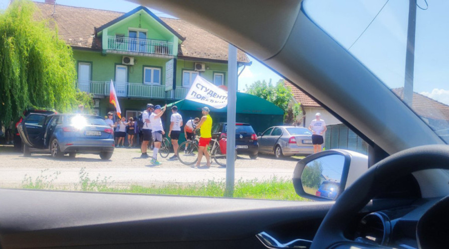 (FOTO) Fijasko blokadera u Kraljevu: Masovni skup od svega 13 blokaderčića!
