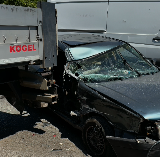 (VIDEO) SAOBRAĆAJNA NEZGODA KOD KVANTAŠKE PIJACE: Sudar putničkog vozila i kamiona, pričinjena materijalna šteta