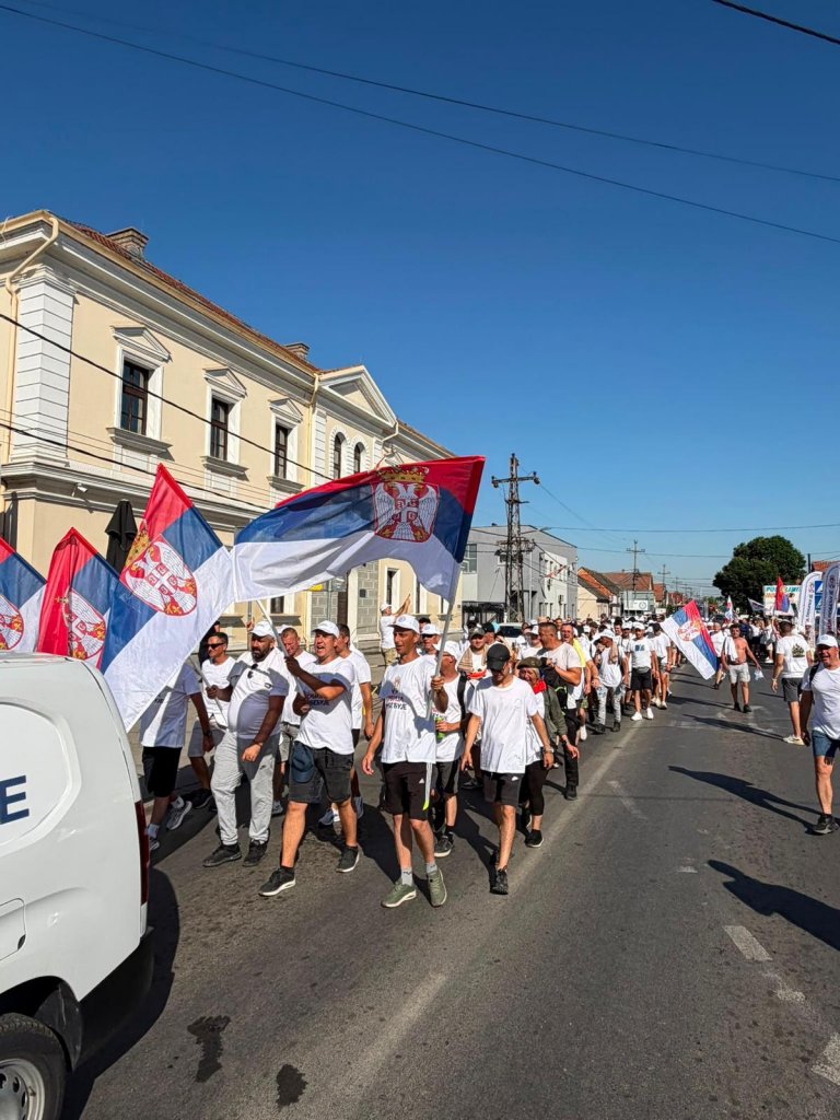 (FOTO/VIDEO) REKE LjUDI STIŽU PEŠKE U BEOGRAD: Danas završavaju putovanje i priključuju se velikom skupu podrške predsedniku Vučiću
